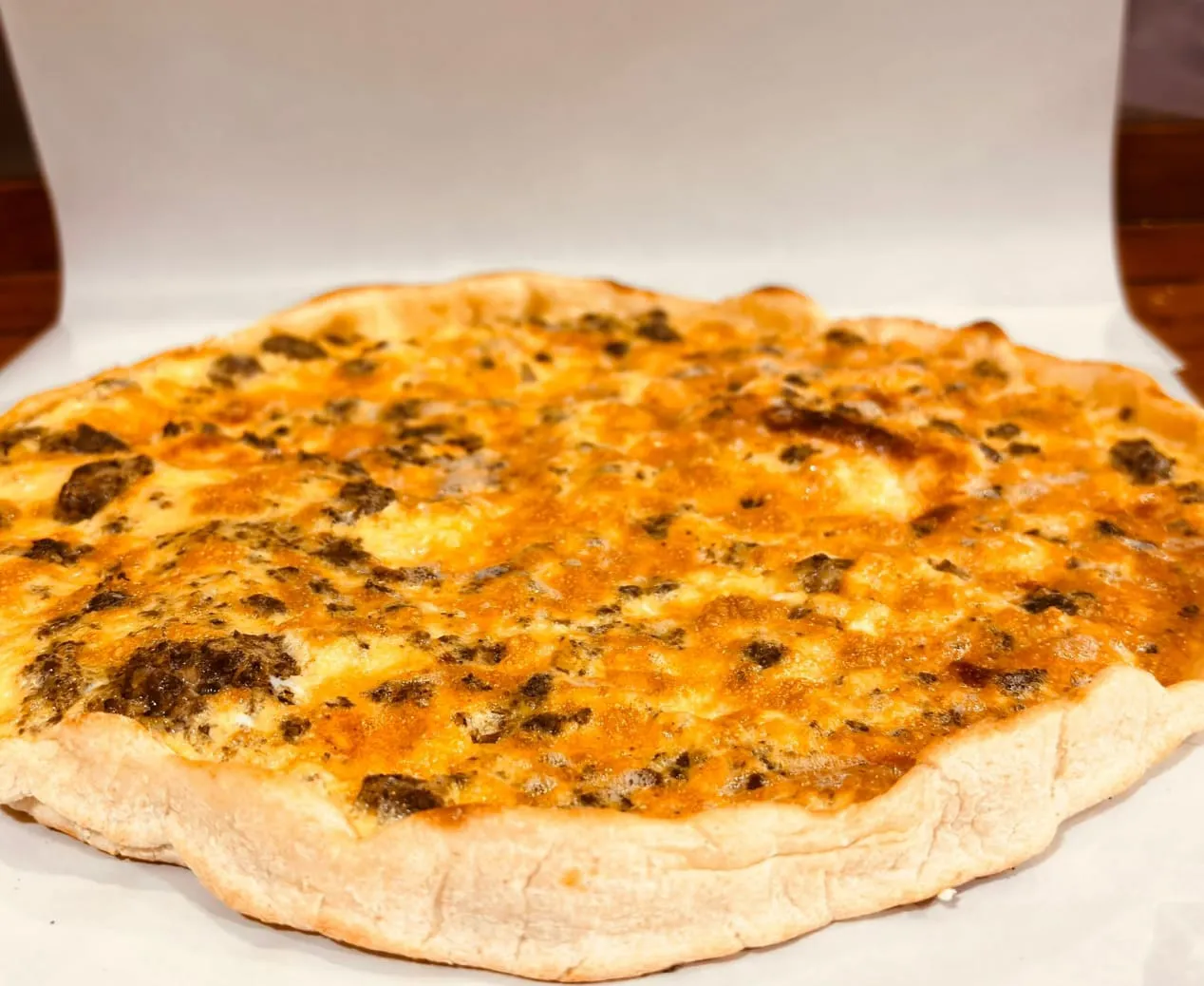 صينية بيض وسجق على الطابون